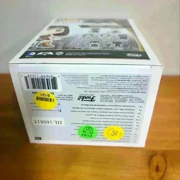 Funko pop batman v. Superman wonder women#86 walmart exclusive - Picture 2 of 6